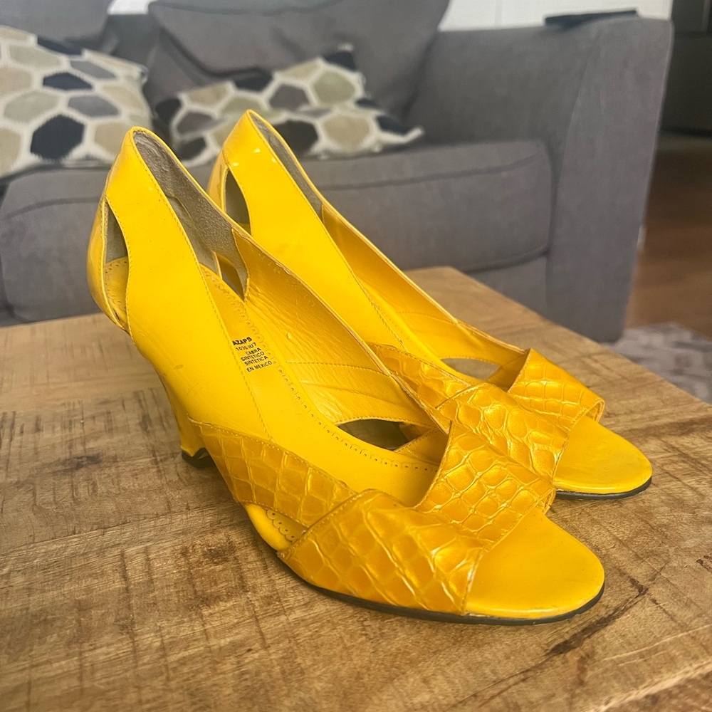 Saxa’s Leather Wedge Heel Pumps Sz 7